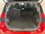 後部座席は分割でシートを倒すことができます。大きな荷物、ゴルフバックも積めます。上質で広々とした室内だから、みんなが心地よく車内で快適に過ごせます♪