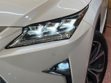 【三眼LEDヘッドライト】スタイリッシュな見た目の三眼LEDヘッドライトを装備♪スタイルだけでなく、夜間の走行も視界良好で安心してお乗りいただけます。