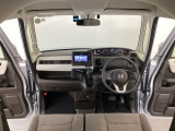 【前方視界】開放的な前方視界!運転がしやすく疲れにくいです♪窓が大きく、見通しがとっても良いおクルマですよ♪
