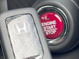 【Hondaスマートキー】カバンやポケットに入れたままでもドアの施錠・解錠が可能なスマートキーを装備。エンジンのオン・オフ時もカギを取り出す必要が無いからとっても便利です♪