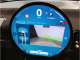 【バックモニター】&rdquo;R&rdquo;レンジにシフトチェンジして頂くとバックカメラとセンサーが起動し駐停車時の運転をサポートします。