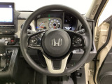 ハンドルにHondaセンシング系のクルーズコントロールやレーンキープアシストなどのスイッチと、オーディオの操作スイッチが装備されています。ハンドルから手を離さず安全に操作できます。