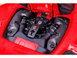 V8ターボが作り上げるエンジンは720CVのパフォーマンスを生み出します。