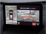 【360&deg;ビュー・モニター】専用カメラにより上から見下ろしたような視点で360度クルマの周囲を確認することができます。駐車が苦手な方でも縦列駐車や幅寄せ時に活躍してくれます。
