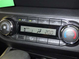 オートエアコン付きなので一度、気温を設定すれば自動的に過ごし易い温度に調整してくれますよ。 車内をいつでも快適空間にしてくれます。