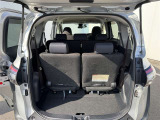 3列目を出した状態でも余裕のある荷室スペースです