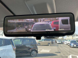 【スマートルームミラー】車両後方のカメラ映像をミラー面に映し出します。車内の状況や天候などに影響されずいつでもクリアな後方の視界が得られます♪