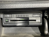 【ETC】有料道路を利用する際に料金所で停止することなく通過できる、ETC車載器(ノンストップ自動料金収受システム機器)が装備されています。セットアップを行うことで利用可能になります。