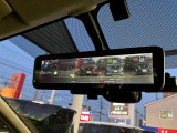 ☆インテリジェントルームミラー☆を装備してます。必要に応じてカメラとミラーが切り替え出来ます。後席など人や荷物で後ろが見えにくい時もしっかり後方確認が出来ます。