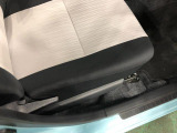 痛みの出やすい運転席シートの角、フロアマット、座面、ともに良好です