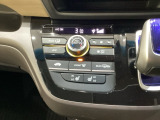 セレクトレバーの左側にプラズマクラスター付き・オートエアコンがついてますので簡単操作で快適に過ごせます。シートヒータースイッチ内蔵で前席の左右別々にHiとLoの2段階で温度設定ができます。