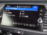 ナビゲーションはホンダコネクトディスプレイを装着しております。AM、FM、Bluetooth、フルセグTVがご使用いただけます。初めて訪れた場所でも道に迷わず安心ですね!