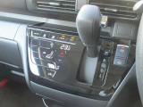 使い勝手の良い位置に配置された操作性の良いシフトレバーになってます。