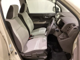 女性でも運転がしやすいように、シートの高さ調整機能(シートリフター)がついています。運転席と助手席の間が空いている為、助手席側への移動がスムーズです。交通量の多い道でも助手席側から乗り降りができます。