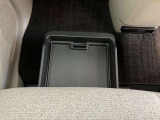 助手席の下にはトレーが付いていますので外部からも見られたくないものも収納出来ます。