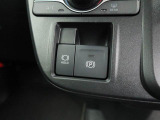 電動パーキングブレーキを装備。シフトをPレンジにすると自動でパーキングブレーキが作動します。また、アクセルを踏むと自動的に解除されます