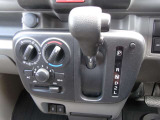 シフトノブの位置がステアリングに近くて、運転しやすいインストシフトノブです。4ATなので加速もスムーズです。 エアコンは扱いやすいマニュアルエアコンです。