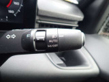 オートライト機能が装備されており暗い場所に入ると車両が検知しライトのON・OFFを自動的に切り替えてくれますので非常に便利な装備です♪
