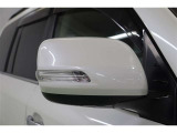 ウインカーミラーはお洒落なだけでなく、対向車や歩行者からの視認性が良く安全性が向上し、事故防止にもつながります。電動格納ミラーなので、運転席からのボタン操作で格納できます。