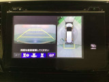 マルチビューカメラシステム搭載車です。お車の周囲を全方位でカバーします。後方・前方・両脇と、コンディションが悪い視界でもカラーモニターに映し出した映像がドライバーをサポートします。