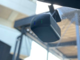 ナビ連動型、前後ドライブレコーダーを装備。万が一の際に映像を記録し、ナビモニターにて再生、確認を行う事が出来ます。又、駐車監視機能を搭載しておりますので、お車駐車中の当て逃げの際にも自動録画致します