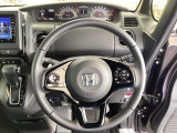 本革ハンドルの後ろには7速パドルシフトがあります。指先で操る事で、マニュアル車感覚のシフトチェンジが楽しめます。また、右にクルーズコントロール、左にオーディオリモコンスイッチがあります。