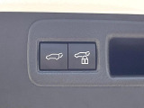 【パワーバックドア】スマートキーや運転席のボタンを押すだけでリアゲートが自動で開閉します!荷物を持っている時や、高い位置にあるバックドアを閉める際に便利な機能です♪