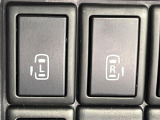 【両側パワースライドドア】スマートキーや運転席のスイッチで後席両側スライドドアの開閉が可能♪電動だから力を入れてドアを開ける必要が無く、小さなお子様でも簡単に開け閉めでき快適です♪