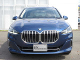 BMWと言えば特徴的なキドニーグリル。ダイナミックなフロントマスクを演出します。