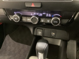 オートエアコンがついてますので、お好みの温度をセットするだけで風の強さや風量を自動で調整します。スイッチやダイヤル類も簡単操作で快適に過ごせます。
