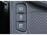 EVドライブモードで、エンジン音や排気ガスを気にすることなく走れます。早朝・深夜や屋内の駐車場などで重宝しますよ♪