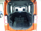 セカンドシートを倒すとさらに広々のラゲッジスペース