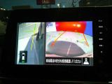 【アラウンドビューモニター】空から見下ろすような視点で、スムースな駐車と安全確認をサポートします。