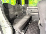 後部座席も気になるようなキズ・汚れやへたり等、大きなダメージはなく、良好な状態です。