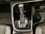 「e:HEV」は、モーター走行を中心にしながら電気エネルギーやエンジン動力を最も効率よく使い分けることができる賢いハイブリッドシステムです。