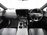 上質で落ち着いた印象のインパネ。視界も広々で運転しやすいです。