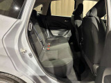 後部座席は足元広々でゆったりと乗れるスペースです♪