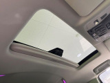 【サンルーフ】開放感たっぷりの希少装備、サンルーフが装着されています!車内に明かりを取り入れたり景色を楽しむ以外にも、車内の空気も簡単に換気できて快適です!