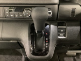 CVT車のセレクトレバーです。低速から高速まで、変速ショックのないスムーズな走りと、エンジン効率のよい領域を維持して燃費にも貢献します。サイドブレーキはスイッチ操作の電子制御パーキングブレーキです。