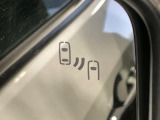 【ブラインドスポットモニター】走行中、ドアミラーの死角になりやすい箇所に後続車が接近するとサイドミラーのレンズに警告を表示!ドライバーに注意喚起をしてくれます。