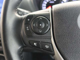 ステアリングスイッチ付き。前方から目を離すことなく操作することが可能です。