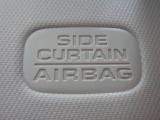サイドカーテンエアバックシステムは、側面衝突時に大人から子供までさまざまな体格の乗員の頭部や頚部を広範囲で保護。特にセンターピラーへの頭部衝突を防ぐ展開性能を実現しています。