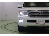 フロントアッパーグリルと一体化した存在感あるヘッドライトは明るく、省エネで長寿命のHID。ドットパターンのクリアランスランプもお洒落です。周囲の明るさを感知し点灯・消灯するオートライトを装備しています