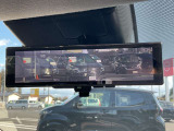 【スマートルームミラー】車両後方のカメラ映像をミラー面に映し出します。車内の状況や天候などに影響されずいつでもクリアな後方の視界が得られます♪