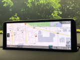 【10.25インチマツダコネクト】車内の雰囲気にマッチした大型ディスプレイ。スマホ接続でのナビ使用やBluetooth再生等、様々な機能が楽しめます。直感的なダイヤル操作が可能で、使い勝手も良好です。