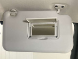 【運転席サンバイザー】鏡が付いているのでメイク直しなどにも便利★