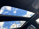 【パノラマルーフ】大型のガラスルーフ搭載で車内の解放感が一気にアップ!開放的なドライブをお楽しみいただけます。
