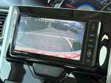 【バックカメラ】駐車時に後方がリアルタイム映像で確認できます。大型商業施設や立体駐車場での駐車時や、夜間のバック時に大活躍!運転スキルに関わらず、今や必須となった装備のひとつです!