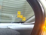 【ブラインドスポットモニター】走行中、ドアミラーの死角になりやすい箇所に後続車が接近するとサイドミラーのレンズに警告を表示!ドライバーに注意喚起をしてくれます。