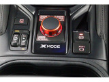 シフトノブ周りにはパーキングブレーキ、ブレーキ保持、カメラコントロールのほかにXーMODEのコントロールスイッチも配されています